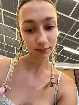 Lia__Love — Make my pussy wet next to people